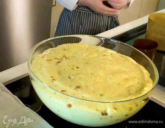 Миндаль, цукаты и отжатый изюм вмешать в тесто, накрыть влажным полотенцем и поставить расстаиваться при 40°C на 30 минут — тесто должно увеличиться в объеме вдвое.