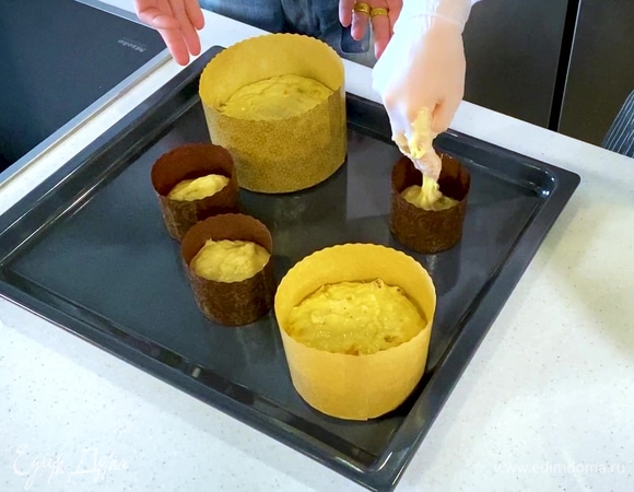 Заполнить тестом бумажные формы для выпечки на половину объема и поставить расстаиваться еще на 20 минут.