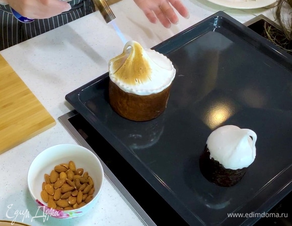 Готовый кулич обмакнуть во взбитую меренгу и обжечь газовой горелкой.