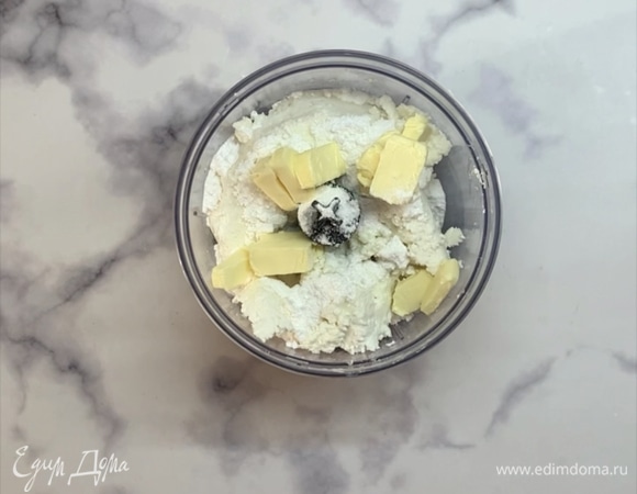 Творог перебиваем в блендере с сахарной пудрой и мягким сливочным маслом (можно использовать погружной блендер).