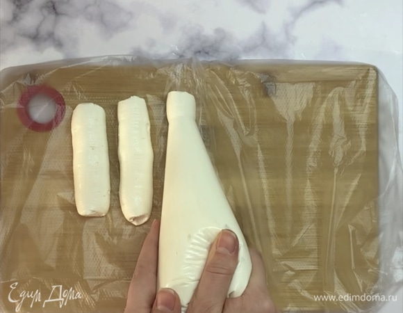 Перекладываем массу в пищевую пленку и отсаживаем небольшие батончики. Убираем в морозилку на 40–60 минут.