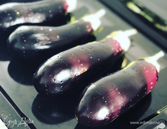 Баклажаны выкладываем на противень, делая на каждом проколы по всей поверхности вилкой. Отправляем на 30 мин в духовку при 170°C.