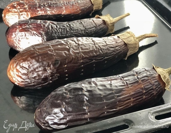 Достаем, остужаем и очищаем каждый, оставляя ножку.