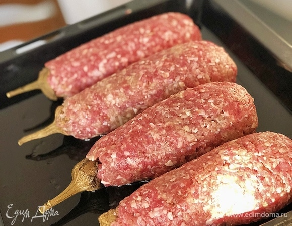 Баклажан закрываем и делаем шубу из фарша. Так проделываем со всеми баклажанами.