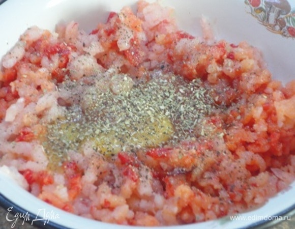 100 г (чистый вес) красного болгарского перца перемолоть в мясорубке с куриной грудкой и чесноком. Красный перец я использовала для цвета фарша. Можно было бы еще 1 ч. л. паприки добавить. Добавить яйцо, специи. Слегка посолить, поскольку брынза соленая.