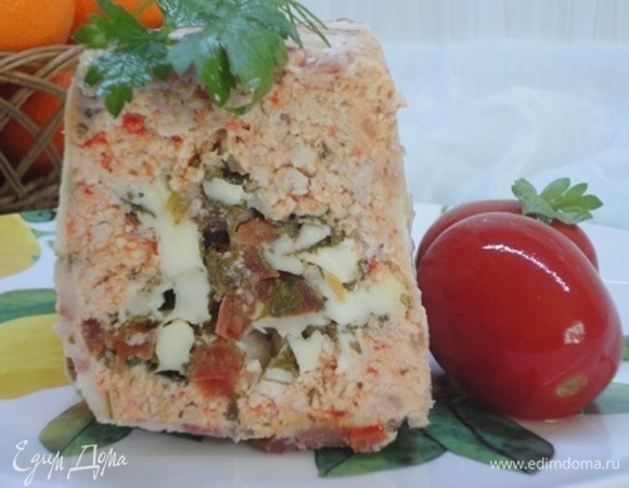 В следующий раз я буду равномерно перемешивать брынзу с фаршем и солить его совсем не буду. Благодаря бекону блюдо получается сочным, довольно легким.