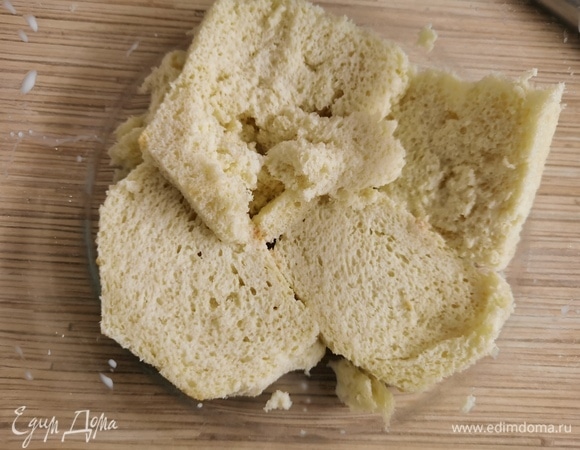 С хлеба снять корки и замочить в молоке. Лук почистить и нарезать. Измельчить лук и хлеб в блендере до однородной массы.