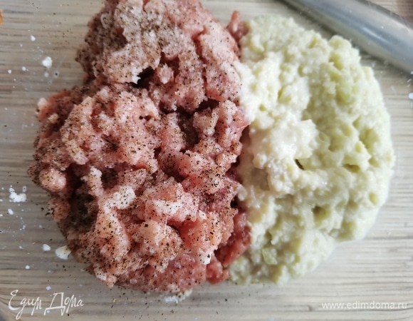 В глубокую миску сложить фарш, лук с хлебом, соль и перец. Хорошо вымесить фарш и отбить.