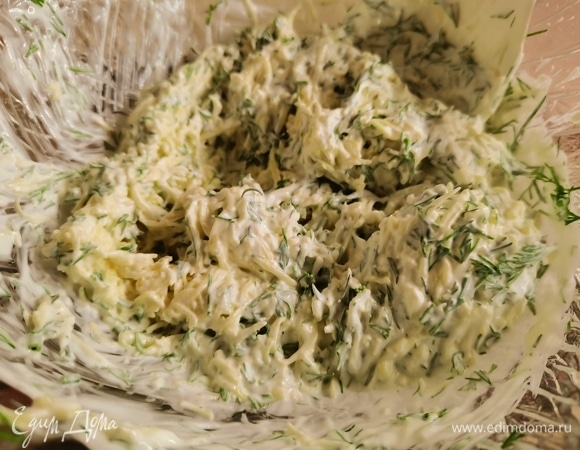 Готовим начинку. Сыр натереть на крупной терке, добавить к нему сметану и измельченную зелень. Перемешать.