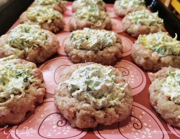 Выкладываем начинку в углубление. Чем больше, тем вкуснее! Выпекаем в духовке при температуре 200°C 30 минут.