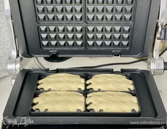 Яйца взбить миксером с сахаром в пышную пену. Добавить кефир комнатной температуры, еще раз взбить до однородности. В отдельной миске смешать сухие ингредиенты (мука, соль, 1 ч. л. соды без горки). Перемешать и просеять. Добавить сухие ингредиенты ко взбитой массе и еще раз взбить до однородности, чтобы не было комков. В последнюю очередь добавить растопленное сливочное масло (не горячее), взбить до объединения. Готовое тесто отставить на 20 мин.