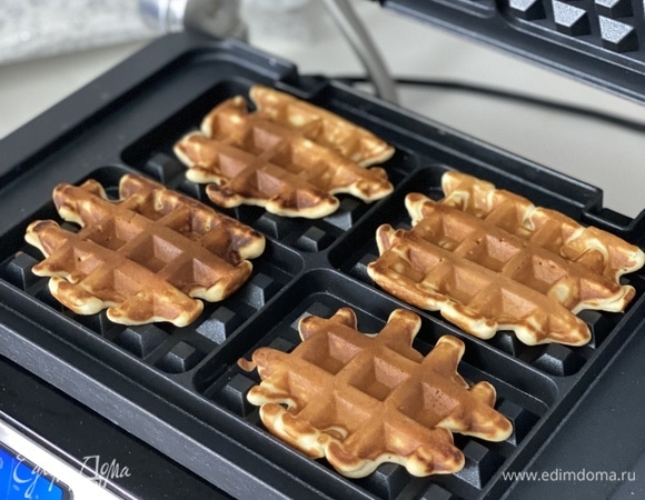 Печем вафли в электрической вафельнице, у меня это делает гриль, у которого в комплекте идет набор панелей для венских вафель. 3 минуты — и вафли готовы. Подавать, посыпав сахарной пудрой, с любимыми добавками по вкусу. Приятного чаепития!