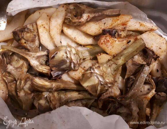 Положите бумагу для запекания в форму для выпечки. Выложите туда груши и артишоки, полейте оливковым маслом и кленовым сиропом, посыпьте специями и солью, хорошо перемешайте, накройте сверху бумагой и поставьте выпекаться в духовку при 180°C примерно на 30–35 минут.