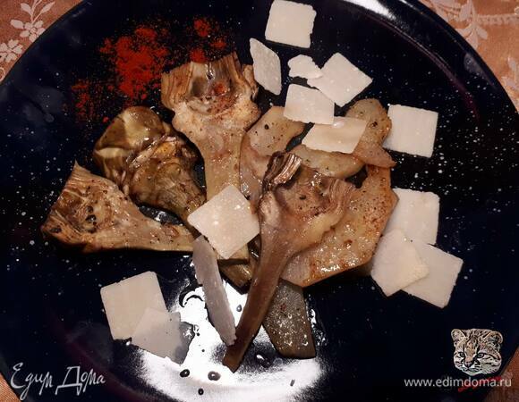 При подаче посыпьте пластинками пармезана.