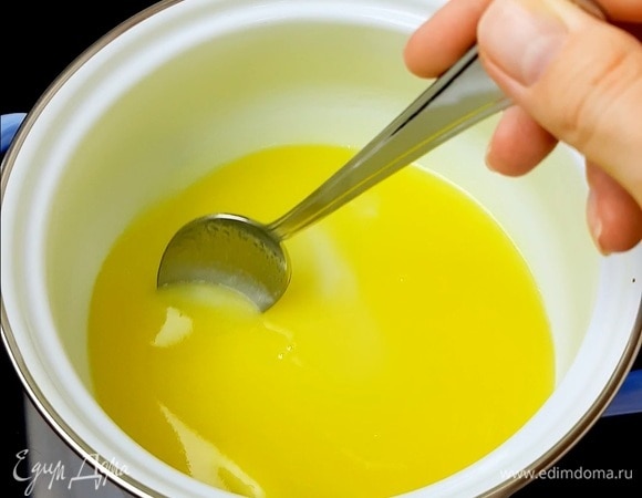 Сливочное масло, 110 г сахара и 100 г молока доводим до кипения.