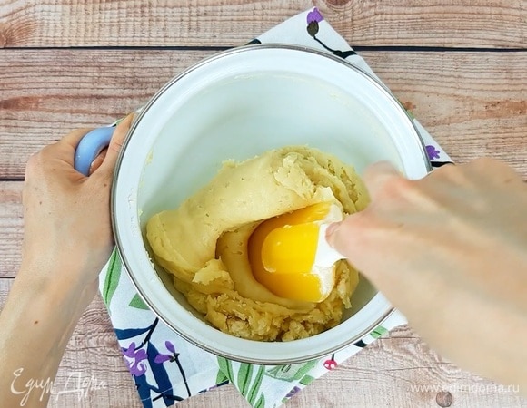 Вводим муку. Быстро вымешиваем. Оставляем остывать до температуры ~37°C.