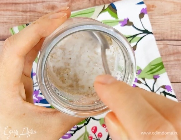 Пока остывает тесто, смешиваем 30 г теплого молока (не выше 40°C) с сахаром (1 ч. л.) и дрожжами. Оставляем для активации.