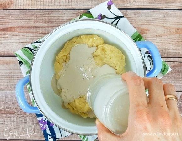 В остывшее тесто вливаем дрожжи и вымешиваем.