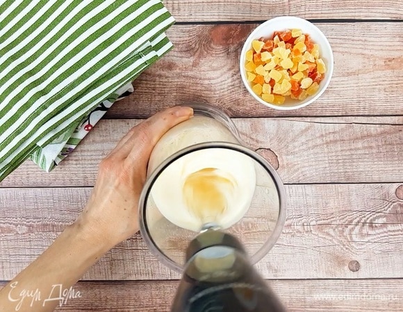 Подошедшее тесто обминаем. Взбиваем яйцо комнатной температуры до плотной пены.