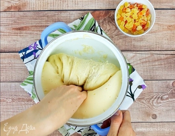 Добавляем в тесто и вымешиваем. Через пару минут оно станет очень эластичным.