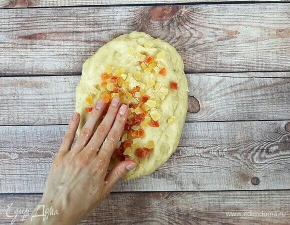 Добавляем цукаты или изюм. Вымешиваем.