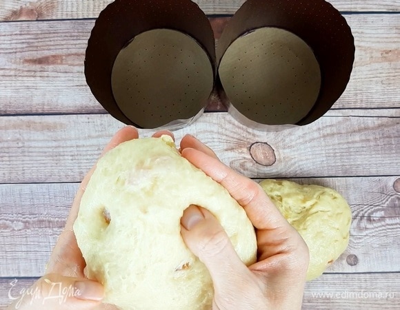 Делим тесто на две части, обязательно округляем. Прячем цукаты в тесто, чтобы они не торчали.