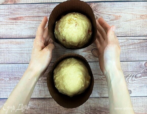 Кладем в две формочки (у меня диаметром 11 см) и накрываем пленкой или полотенцем. Оставляем для подъема на 40–60 минут.