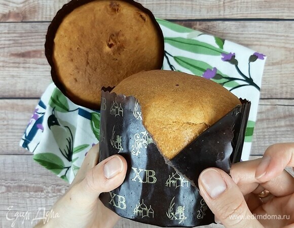 Выпекаем при 170–180°C 30–40 минут. Очень важно не пересушить их! После выпекания остужаем куличи вертикально. Бумагу я сняла, но, если печете куличи сильно заранее, лучше не снимать форму, чтобы изделия не высохли.