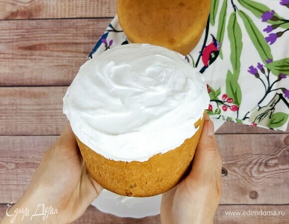 В качестве глазури я использовала готовый кремовый зефир. Подогрела его немного и нанесла на куличи.