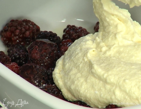 В форму для запекания выложить ежевику и сбрызнуть соком лимона, сверху выложить тесто, равномерно распределить.