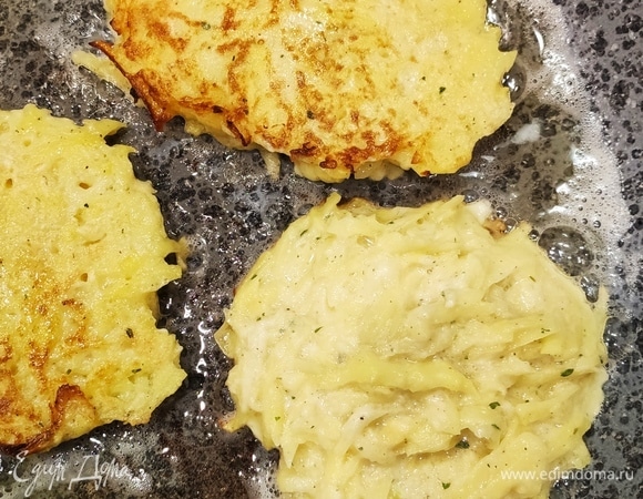 Перемешиваем и выкладываем на хорошо разогретую сковороду (я жарю на растительном и сливочном масле). Обжариваем до золотистой корочки, убавляем огонь и жарим еще примерно по 5 минут с каждой стороны. Нам важно, чтобы картофель внутри прожарился.