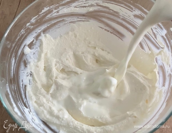 Влейте молоко, перемешайте.