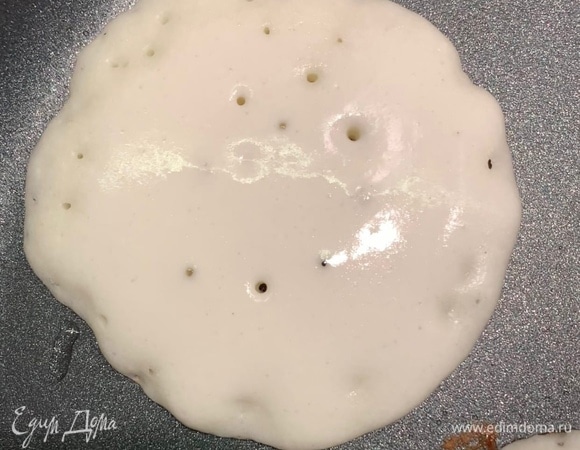 Хорошо разогрейте сковороду с растительным маслом. Выложите 1 ст. ложку теста для одного блинчика. Когда появятся дырочки, переверните на другую сторону.