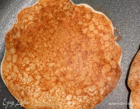 Обжарьте с другой стороны до золотистости. Для подачи выбирайте ваши любимые фрукты, ягоды, сметану, варенье или сгущенное молоко. Приятного аппетита!