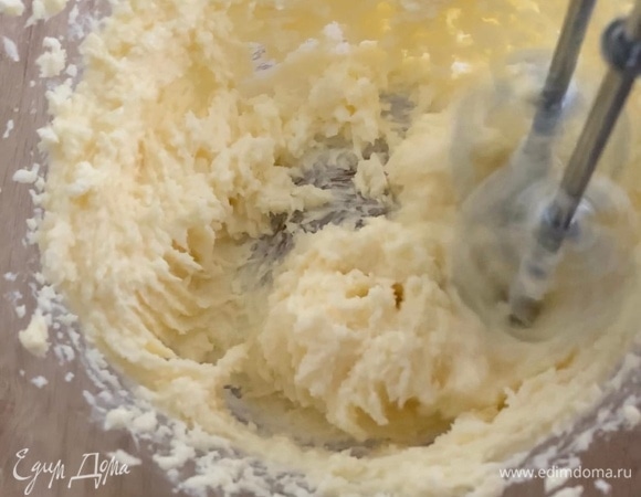 Сливочное масло комнатной температуры взбейте с сахаром до пышности.