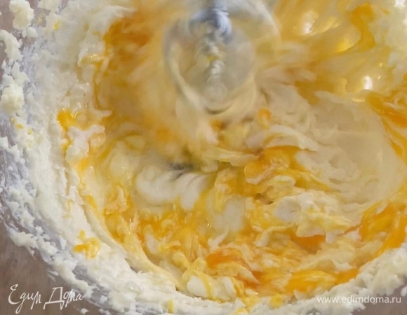 По одному вбейте яйца, каждый раз хорошо взбивая.