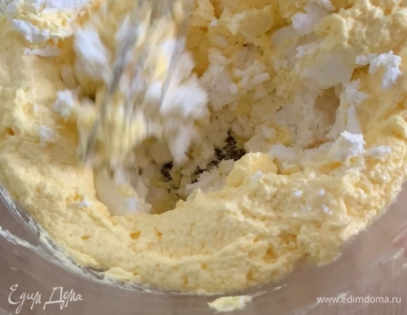Добавьте творог и хорошо перемешайте.