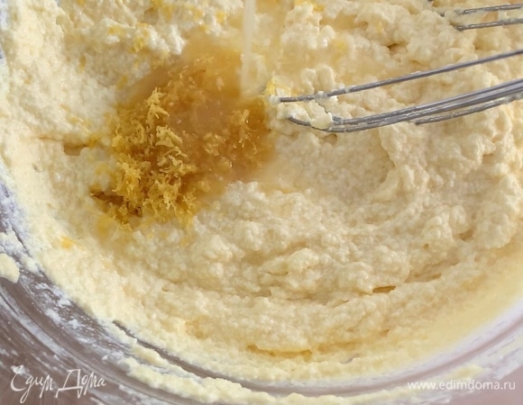 Добавьте цедру и лимонный сок, перемешайте.