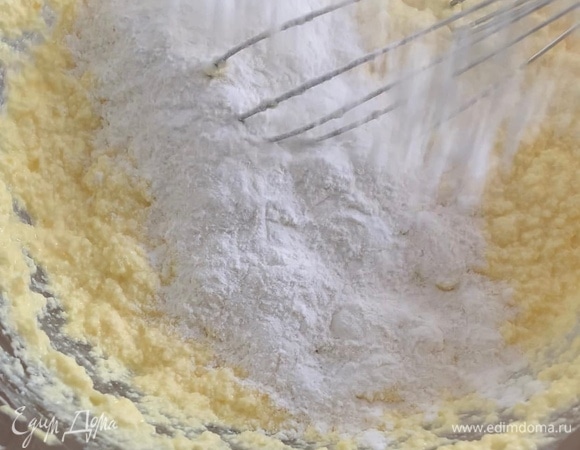 В отдельную посуду просейте муку, разрыхлитель и соль. В два этапа всыпьте к влажным ингредиентам.