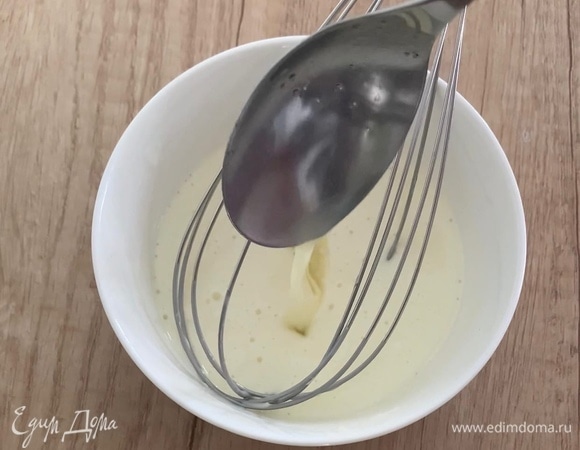 Приготовим глазурь. В посуде смешайте сметану, сгущенное молоко и лимонный сок. Хорошо перемешайте. Через 5–7 минут глазурь слегка загустеет.