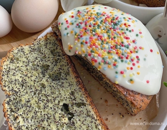 Полейте еще теплый кулич глазурью, по желанию украсьте кондитерской посыпкой. Приятного аппетита!