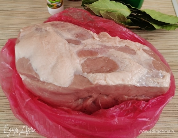 Нам нужно замариновать мясо. Подойдет любой кусок, это может быть свиная шея, окорок, карбонат.