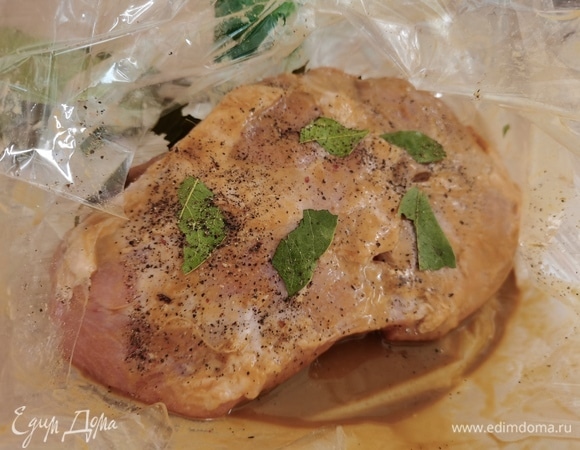 Мясо хорошо моем. Просушить бумажным полотенцем. Смешать горчицу и соевый соус. Хорошо смазать мясо этой смесью со всех сторон. Посыпать свежемолотым перцем и измельченным лавровым листом. Я сразу мариную в пакете для запекания. Оставить мариноваться на 4–5 часов. Чем дольше, тем вкуснее.