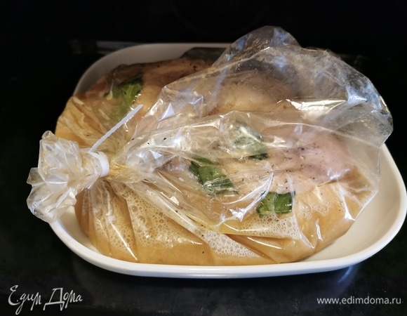 За 30 минут до запекания залить в пакет пиво, завязать края и дать мясу промариноваться. Духовку разогреть до 200°C, выпекать 1,5–2 часа.