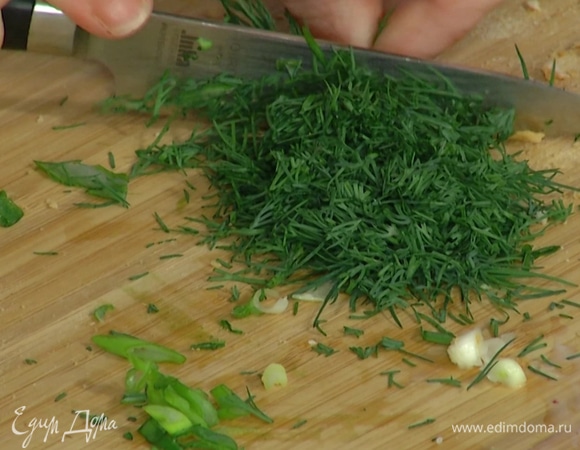 Лук и укроп мелко нарезать.