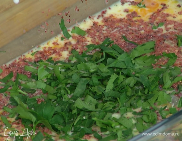 Яйца поместить в глубокую миску, добавить молоко и щепотку соли, все взбить, затем всыпать паприку, сумах, измельченную петрушку и перемешать.