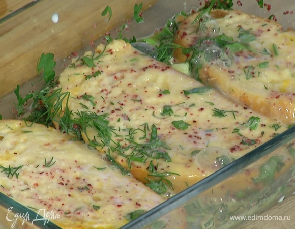 Куски хлеба выложить в яичную смесь, посолить, добавить измельченный лук с укропом и дать пропитаться, затем перевернуть куски, еще раз слегка посолить.