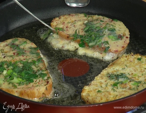 В сковороде разогреть оливковое масло и обжарить гренки с двух сторон.