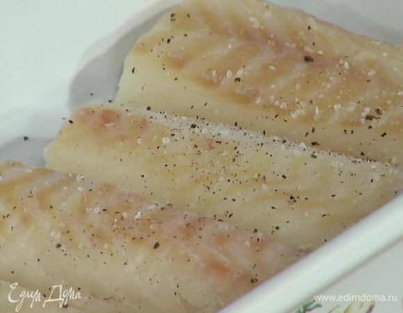 Филе трески выложить в форму для запекания, полить 2 ст. ложками оливкового масла, посолить и поперчить, сверху разложить помидоры черри.