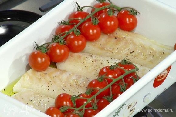 Запекать рыбу в разогретой духовке 10–12 минут.